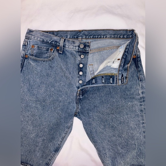 Levi’s Size 34 Medium Wash 501 Button Fly Hemmed 11” Jean Shorts PC9-34513-0069 - Picture 6 of 10